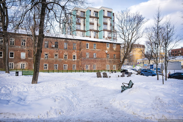 Лавочки в заснеженном скверике