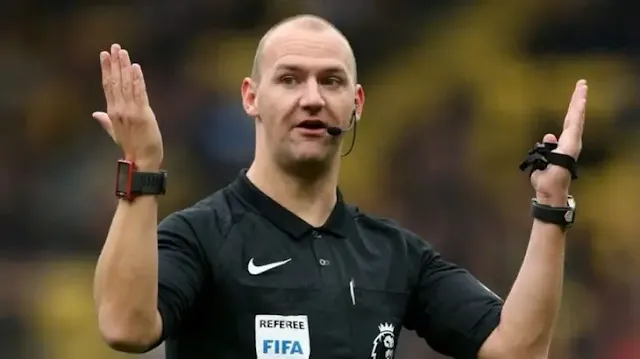 صورة الحكم الإنجليزي بوبي مادلي أثناء إدارة مباراة، يعبر عن موقفه السلبي تجاه تقنية VAR في الدوري الإنجليزي.