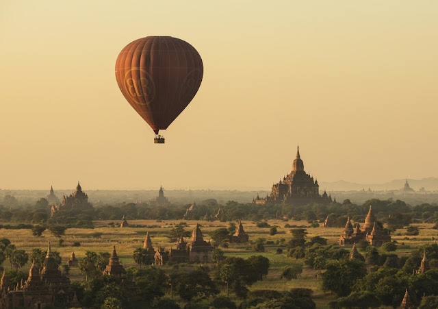 Là địa điểm du lịch phổ biến nhất ở Myanmar, Bagan là kinh đô của Đế chế Miến Điện đầu tiên (thế kỷ IX- thế kỷ XIII). Các tài liệu mà Marco Polo ghi chép lại gọi Bagan là “thành phố mạ vàng”, nơi đây có khoảng 13.000 ngôi đền Phật giáo trong thời kỳ hoàng kim (thế kỷ XI).     Ngày nay du khách có thể bay trên hàng ngàn ngôi đền, tháp và chùa còn sót lại, trong đó có ngôi đền Ananda nổi tiếng với ngọn tháp vàng lấp lánh. Dịch vụ du ngoạn với kinh khí cầu thường có vào tháng 11 và tháng 3, khi gió không vượt quá 25km/h.