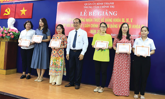 Đồng chí Võ Hoàng Phú trao giấy khen cho học viên  xuất sắc tiêu biểu. (Ảnh: AH)