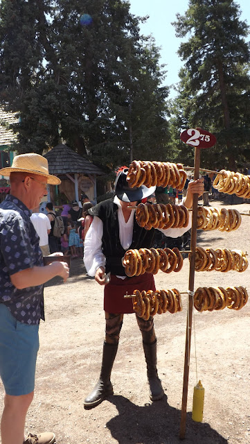 In the second week in Colorado Renaissance Festival is held. And I want to invite you to a fairy tale ... a journey to the 16th century, during the time of King Henry, and the noble knights ...   В Колорадо вторую неделю проходит Ренессанс Фестиваль. И я хочу пригласить вас в сказку... это путешествие в 16 век, во времена Короля Генри и благородных рыцарей...       I have not been able to find the semantic load of the holiday. Therefore, I wish to know the reason for its occurrence I answer right away: "It's just an excuse to relax and enjoy the atmosphere of celebration and fairy tales." Of course, there is a commercial interest, since the entrance to the festival is $ 20 and all the rides are from 1 to 5 dollars. Also there are many outdoor cafes and shops craftsmen. Many masters demonstrate the secrets of his skill for everyone and sell their creations.   Я не смогла узнать смысловой нагрузки этого праздника. Поэтому желающие узнать причину его возникновения я отвечаю сразу: «Это просто повод отдохнуть и погрузиться в атмосферу праздника и сказки». Конечно, присутствует коммерческий интерес, так как вход на фестиваль стоит 20 долларов и все аттракционы стоят от 1 до 5 долларов. Так же там расположено множество открытых кафе и лавочки мастеров прикладного искусства. Многие мастера демонстрируют секреты своего мастерства всем желающим и продают свои творения.       It is magical journeys into the legends of King Henry arrange power with the support of the local library and interactive theater for 37 season.   Это волшебное путешествие во времена легенд Короля Генри устраивают власти с поддержкой местной библиотеки и интерактивного театра уже 37 сезон.        Over an improvised fairy tale fairy-tale characters wandering around the town and entertain the public. In the heart of the town is located the king and queen and the royal entourage.  По импровизированному сказочному городку бродят сказочные герои и развлекают публику.  В самом центре городка расположился король с королевой и королевской свитой.     After the king's royal family lunch "deigned" to visit the joust here the king had to break it up overheated in battle knights.  После царского обеда королевская семья «изволила» посетить рыцарский турнир.  Где королю пришлось разнимать разгоряченных в бою рыцарей.     Sonny long considered it "poor" and listened to his cries and wishes everyone good health and happiness, and then said: "We have to give him a dollar." And from personal savings put into his coin jar.      Сынок долго рассматривал этого "нищего", выслушивал его выкрики и пожелания всем здоровья и счастья, а потом сказал: «Надо дать ему доллар». И из личных сбереженний положил в его баночку денежку.