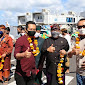 Wagub Cok Ace Sambut Kedatangan Wisatawan Nusantara di Bandara Ngurah Rai