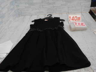 中古品　子供服　１４０㎝　ブラック　スリーブレスワンピース　１１０円