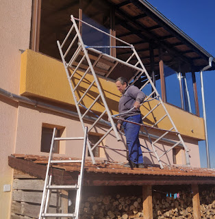 Lifting the scaffold into position