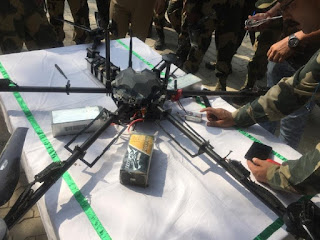 पाकिस्तान का जासूसी ड्रोन मार गिराया / जम्मू-कश्मीर के कठुआ में भारतीय सीमा के 250 मीटर अंदर उड़ रहा था, इसमें हथियार भी अटैच थे; बीएसएफ ने शूट कर दिया