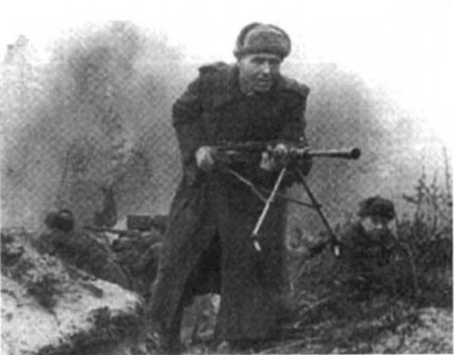 Советский солдат с пулеметом ДП