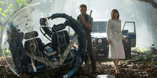 Estreias da semana (11/06): Jurassic World: O Mundo dos Dinossauros, Sob o Mesmo Céu & Deixa Rolar