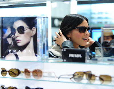 Olivia Munn Shopping Candids