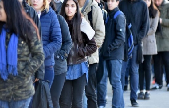 En el tercer trimestre de 2024, la desocupación en Tierra del Fuego alcanzó el 8,1%, superando el promedio nacional de 6,9%. Más de 7.000 fueguinos buscan empleo en un contexto económico desafiante.