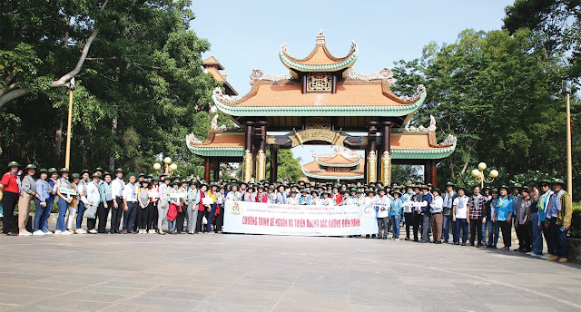 Lãnh đạo quận và các gương cá nhân điển hình tham quan Đền Bến Dược Củ Chi. (Ảnh: TC)