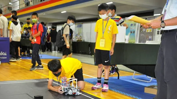 ▲國小組堆高機搬運自主控制競賽。（圖／建國科大提供）