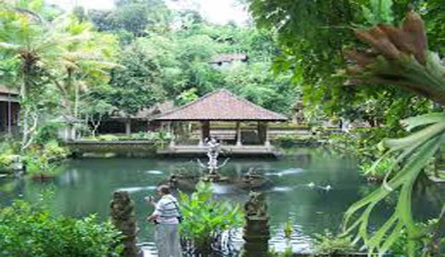 EMEGAHAN PURA LUHUR BATUKARU DI TABANAN, BALI