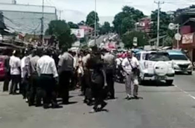 Ambon, Malukupost.com - Aparat kepolisian membubarkan aksi demo sejumlah mahasiswa yang memasang barikade di ruas jalan Jenderal Sudirman Ambon, terkait rencana eksekusi lahan dua objek sengketa. Berdasarkan pantuan, Senin (11/2), pembubaran pendemo yang berusaha membarikade ruas jalan utama di depan Desa Batumerah, Kecamatan Sirimau (Kota Ambon) itu mengakibatkan seorang demonstran mengalami luka di dahi dan lima orang lainnya ditahan.