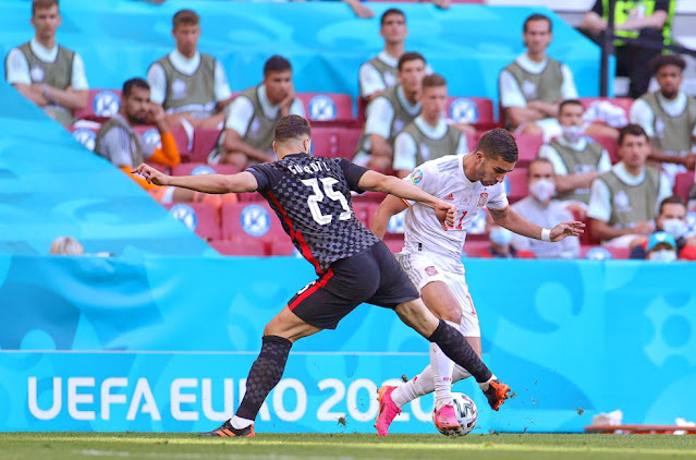 El croata, Josko Gvardiol, trata de arrebatarle la posesión del balón a Ferran Torres, delantero de la selección española. SELECCIÓN DE ESPAÑA 5 SELECCIÓN DE CROACIA 3. 28/06/2021. Eurocopa 2020, 16ª edición, octavos de final. Copenhague, Dinamarca, Parken Stadium. GOLES: 0-1: 20’, Pedri, en propia puerta. 1-1: 38’, Pablo Sarabia. 2-1: 57’, César Azpilicueta. 3-1: 77’, Ferran Torres. 3-2: 85’, Orsic. 3-3: 90+3’, Pasalic. 4-3: 100’, Álvaro Morata. 5-3: 103’, Mikel Oyarzabal.