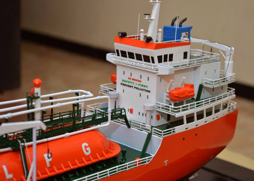 foto gambar miniatur kapal gas lpg tanker gas arar milik pertamina terbaru