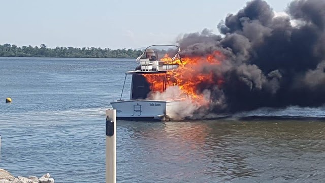 Barco que pegou fogo em Caiobá é retirado da água hoje