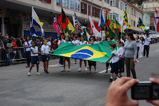 Pelotão de bandeiras do Brasil e dos estados abre o Desfile de 6 de Julho