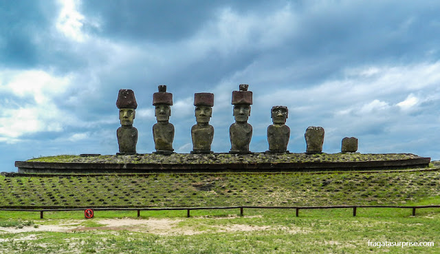 Ahu Nau-Nau, na Praia de Anakena, Ilha de Páscoa