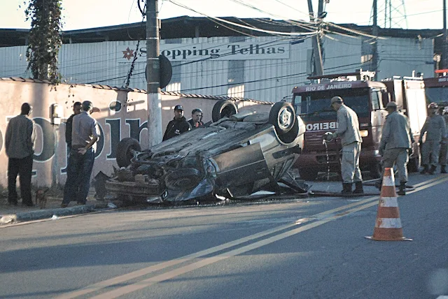 Carro capota na beira rio no bairro Siderlândia em Volta Redonda/Foto: Emerson Passos