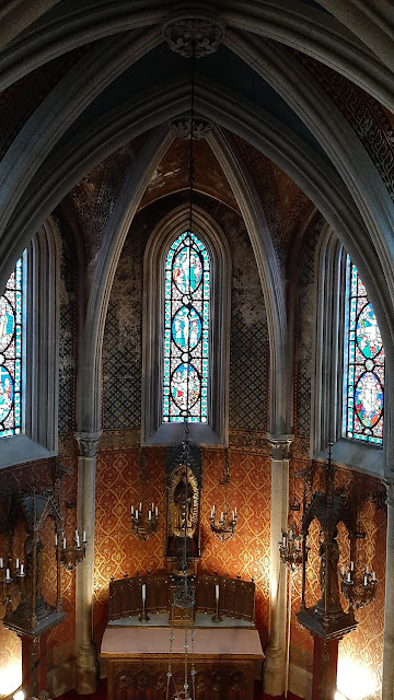 interior da capela dos Pestanas. Altar, candelabros, vitrais e esculturas nas paredes