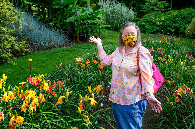 Peg Harmon visiting Blue Ridge Daylilies