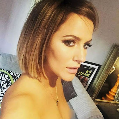 The XXX Factor! Foto Selfie Caroline Flack Payudara Kirinya Kelihatan