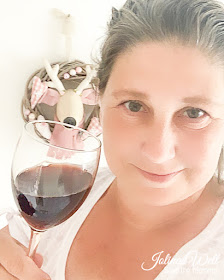 Martina mit Glas Rotwein