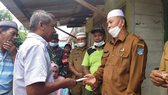 Bupati Pasbar Hamsuardi Serahkan Bantuan Kepada Korban Kebakaran di Jorong Pasa Lama Ujung Gading