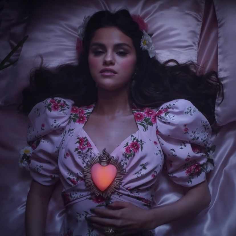 Selena Gomez lleva una manicura verde en su nuevo video musical que AMARÁS