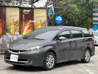 車輛照片 ：  車輛照片也是非常重要，許多客戶拍的車照其實都模糊不清跟沒拍一樣。如果你去買一台二手車 ，對方拍的很糟糕你也不會想去看 。租房子也是一樣 ，套房出租結果拍照只有照牆壁，那當然就會降低買方的意願啦 !車輛照片盡量清楚，最好是車頭、車尾、兩個側邊 、內裝為主 ，如果有受傷的部份可以加強拍攝，避免現場價格降低 。希望至少五張以上 ~以下這台 Wish 就是很不錯的照片範例 :