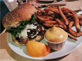 Hamburguesa Le Classique en el Chez Victor de la Ciudad de Quebec