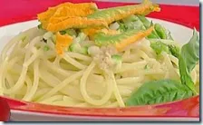 Spaghetti allo zenzero con fiori di zucca e crescenza