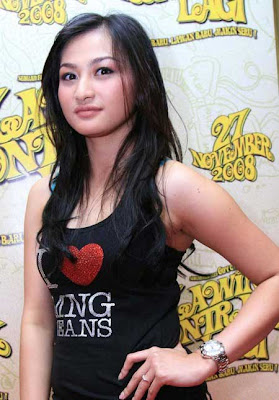 artis Debby Ayu Profile