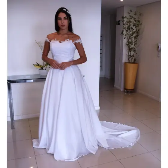 Noiva usando em vestido de alça com renda