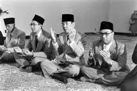 Photo Bung Karno Saat Melakukan Sholat Di Amerika [ www.BlogApaAja.com ]