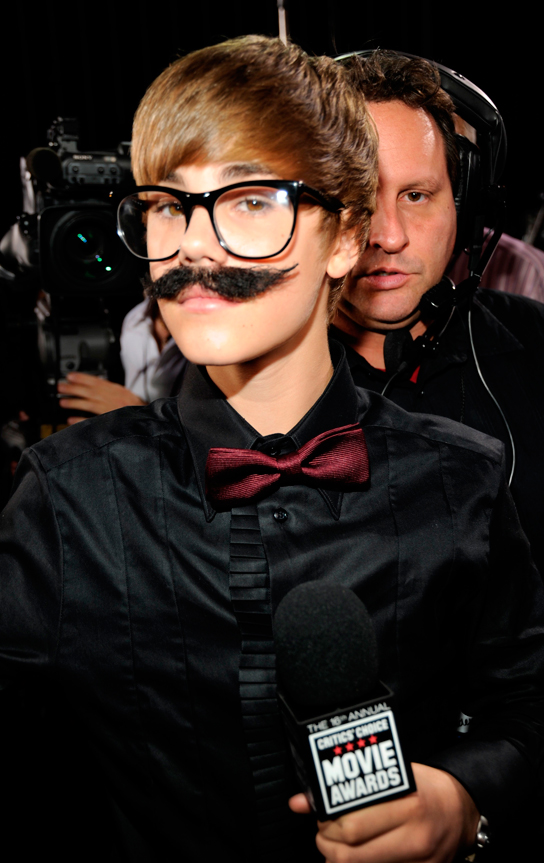 Justin Bieber: Tux, Tennies and Purple Glasses at the Golden Globes