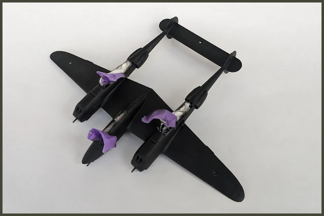 Apprêt noir du P-38F/G de Tamiya au 1/48.