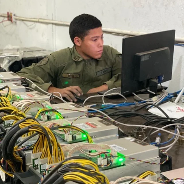 Soldados venezolanos muy ocupados minando criptomonedas