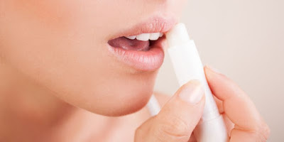 Bibir lebih rentan untuk terjadi kekeringan permukaan kulit  daripada belahan lain dari tub Cara Membuat Lip Balm Alami Di Rumah
