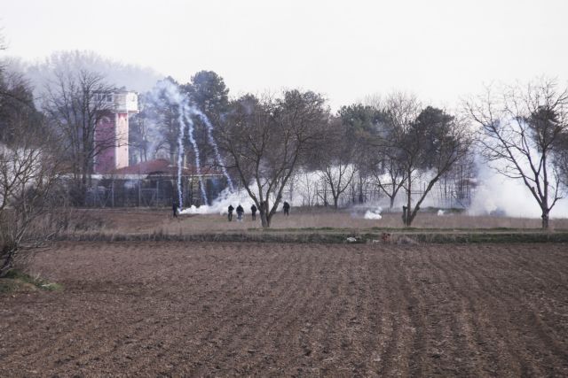 Τούρκοι βοηθούν πρόσφυγες να κόψουν σημεία του φράχτη