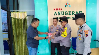 Satbinmas Polres Purbalingga Bagikan Pamflet Waspada Premanisme dan Sosialisasi 110