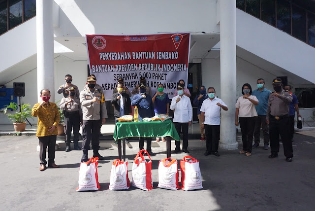 Richard Louhenapessy dan Syarif Hadler Serahkan 5000 Paket Sembako Dari Presiden Jokowi