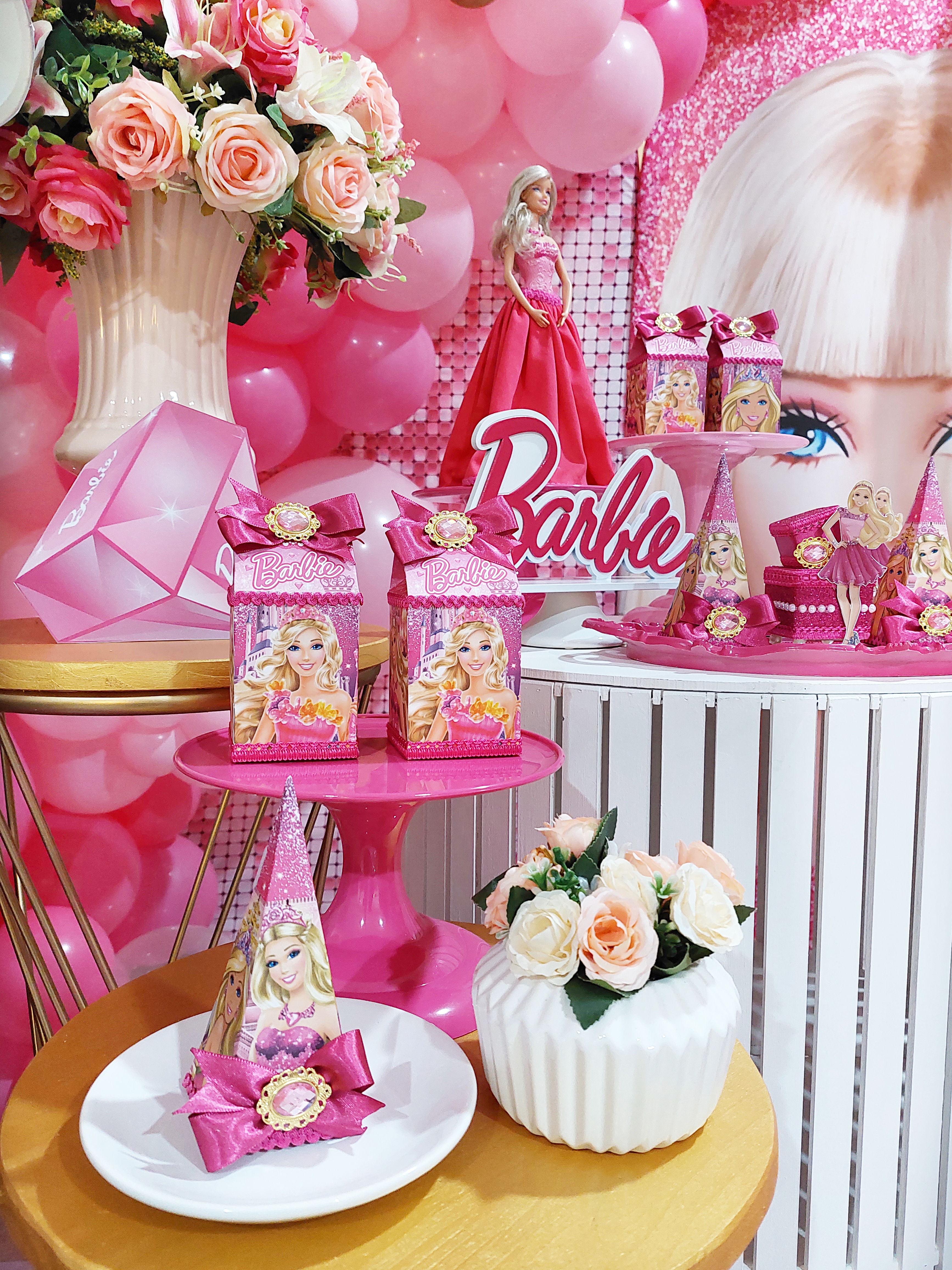 Ateliê Nina Decor - Amamos FESTA - Festas Personalizadas - Princesas querem  se divertir Há uma estrela em você Qualquer um consegue ver 🎶 Decoração  Barbie para comemorar os 4 anos da