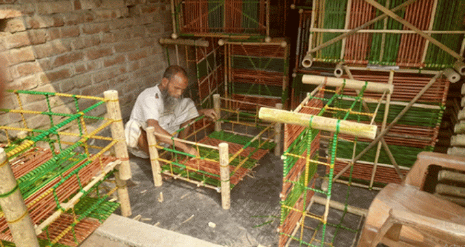 শিশুদের দোলনা তৈরি করেই স্বাবলম্বী খানসামার সিরাজুল