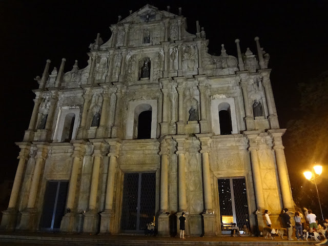 De noche en la fachada de la iglesia de San Pablo en Macao