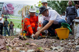 Peringati HLN Ke 74, Bright PLN Batam Tanam 200 Pohon Tabebuya dan Bagikan 50 Bak Sampah  