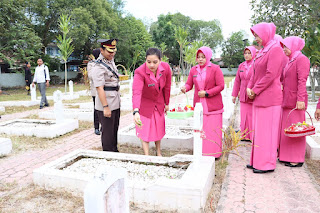 Sambut HUT Bhayangkara ke 77 Polres Tanjung Balai Melaksanakan Upacara Ziarah Rombongan dan Tabur Bunga di Makam Pahlawan