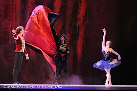 Viengsay Valdés (Odile), Víctor Estévez (Principe Siegfried) y Leandro Pérez (Von Rothbart, el hechicero), interpretan El Cisne Negro, pas de deux del III acto, de El lago de los cisnes, en la Sala Avellaneda del Teatro Nacional, en La Habana