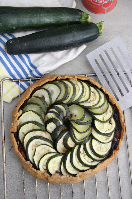 Cuillère et saladier : Tarte rustique courgette-tomate-tapenade