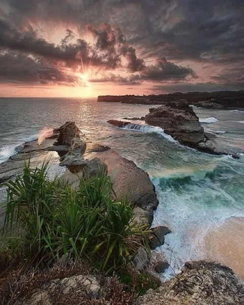 foto indahnya sunset di pantai klayar pacitan